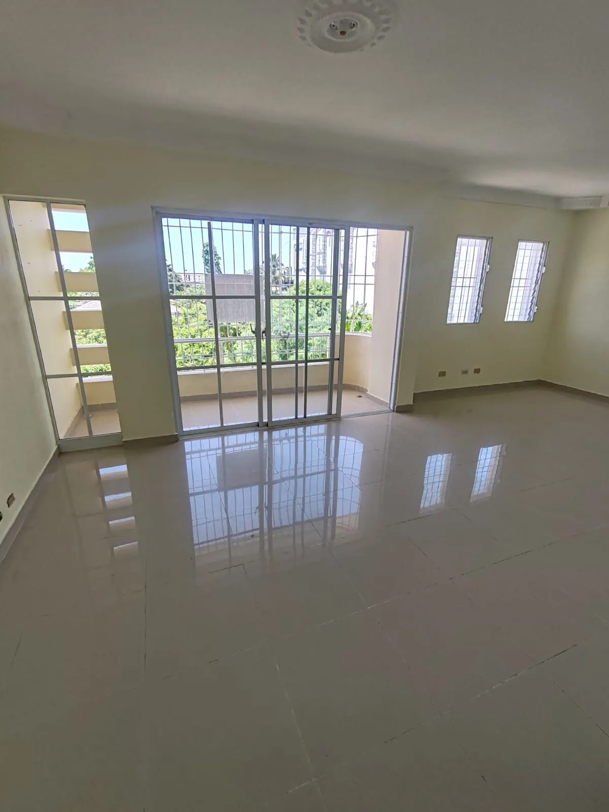 Apartamento en Venta en Santo Domingo Este — 3 Hab, Residencial Reyoli — foto 2