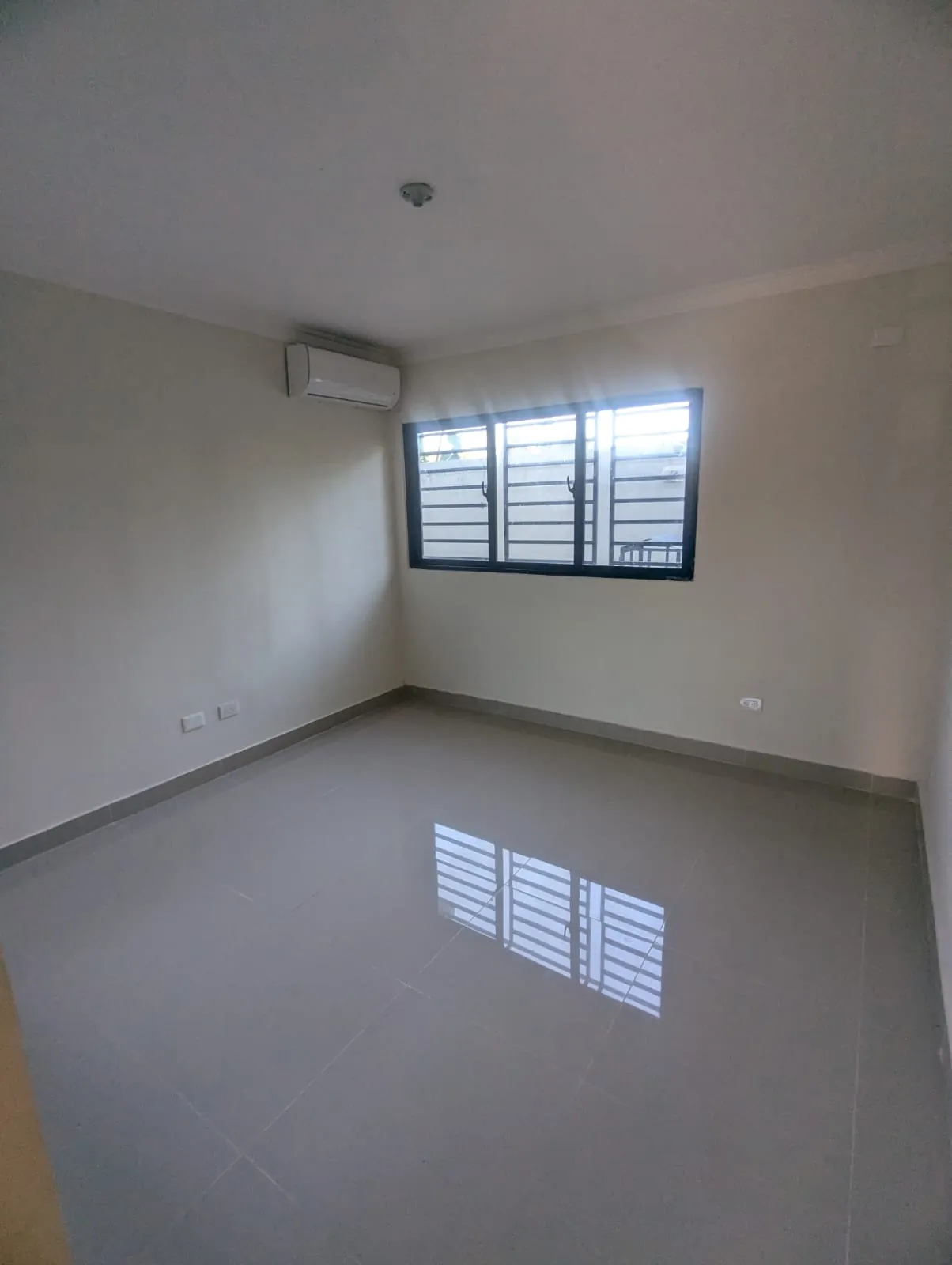 Apartamento en Venta en La Ureña, Santo Domingo Este — 3 Hab en 1er Nivel — foto 2