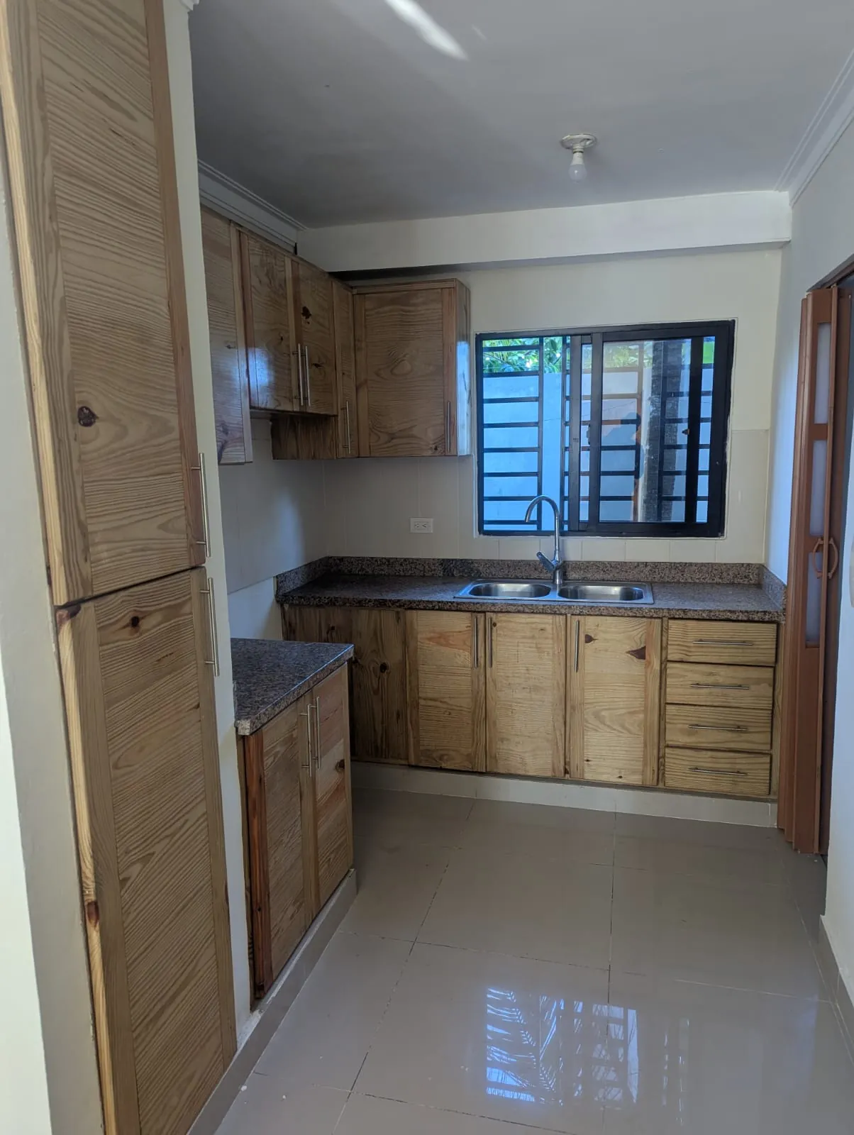Apartamento en Venta en La Ureña, Santo Domingo Este — 3 Hab en 1er Nivel — foto 3