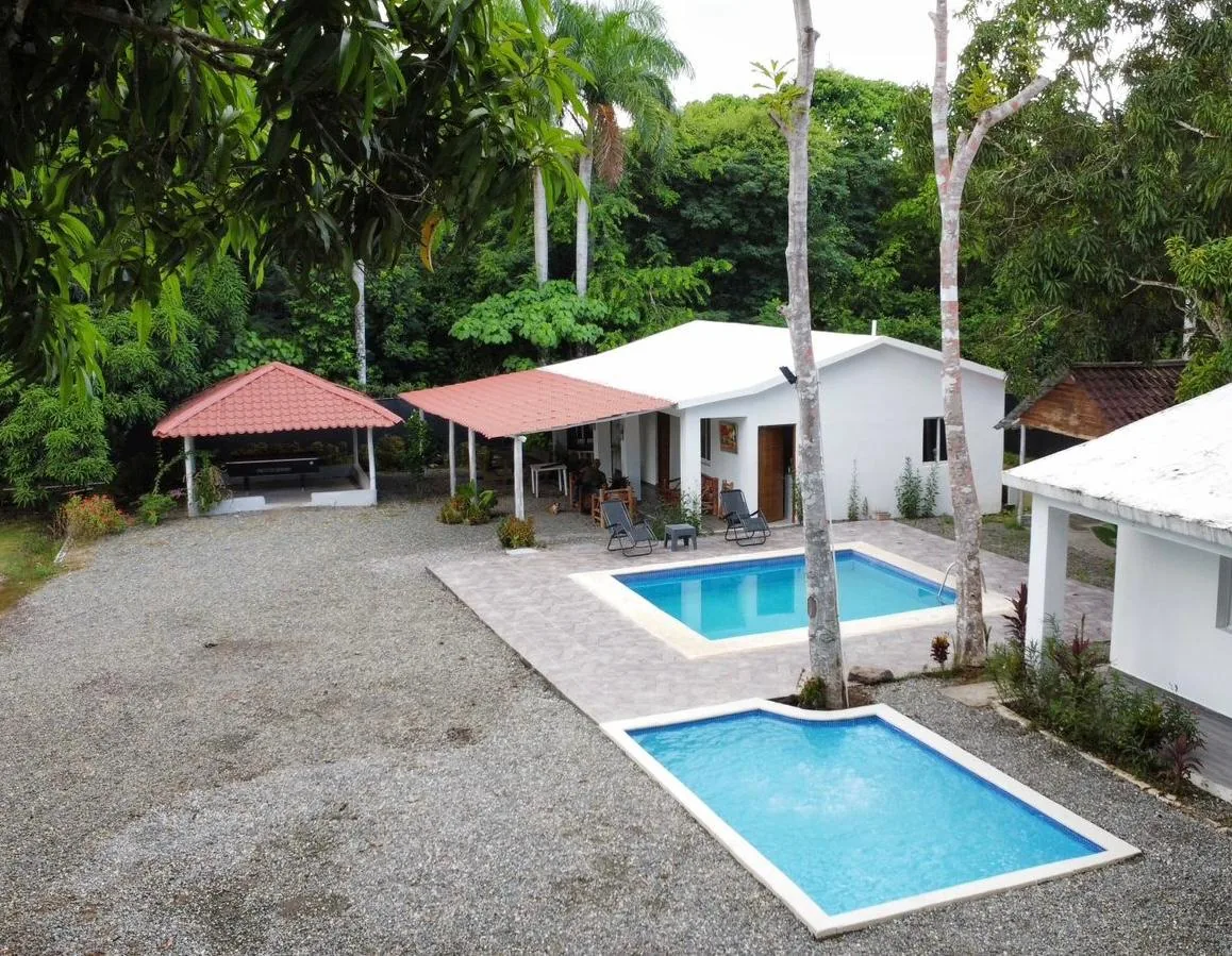 Villa en Venta cerca de Bayaguana — 4 Hab, Amueblada, Doble Piscina