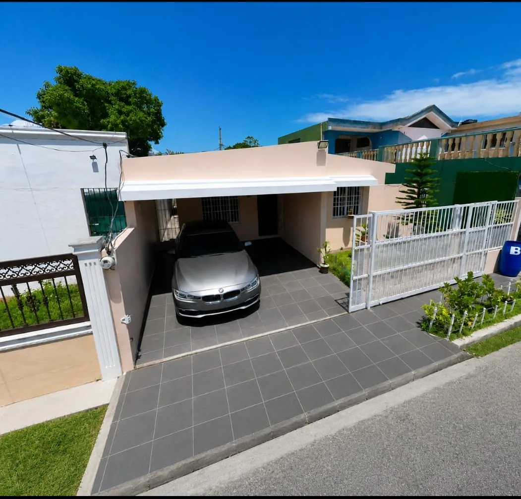 Casa en Venta en Altos de Arroyo Hondo, Distrito Nacional — Remodelada, 3 Hab